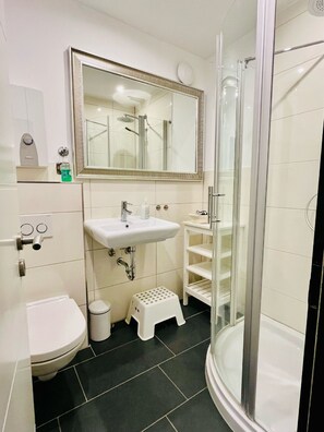 Shower, hair dryer - Cozy vacation apartment "Südanker" in Fehmarn, only 50 m from the sea (Fehmarn)