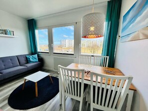 TV, books, stereo - Cozy vacation apartment "Südanker" in Fehmarn, only 50 m from the sea (Fehmarn)