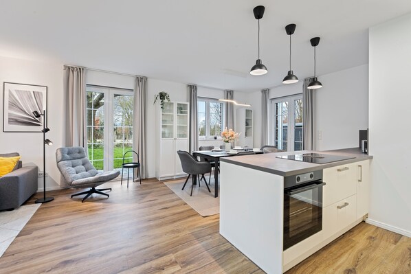 ثلاجة، ميكروويف، فرن، موقد طهي مسطح