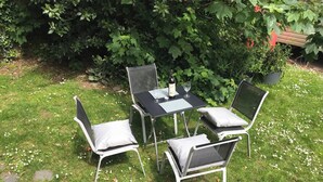 House, 2 Bedrooms, Fireplace | Outdoor dining - Badgers Nestled in a Cozy Corner of the (Wadebridge)