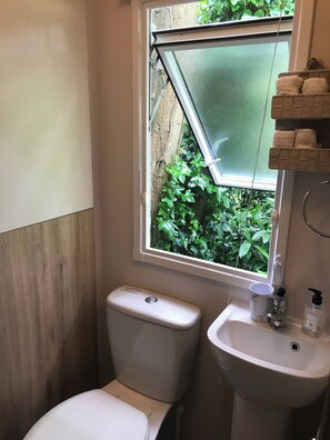 Hus - 2 soveværelser - pejs i værelset | Badeværelse