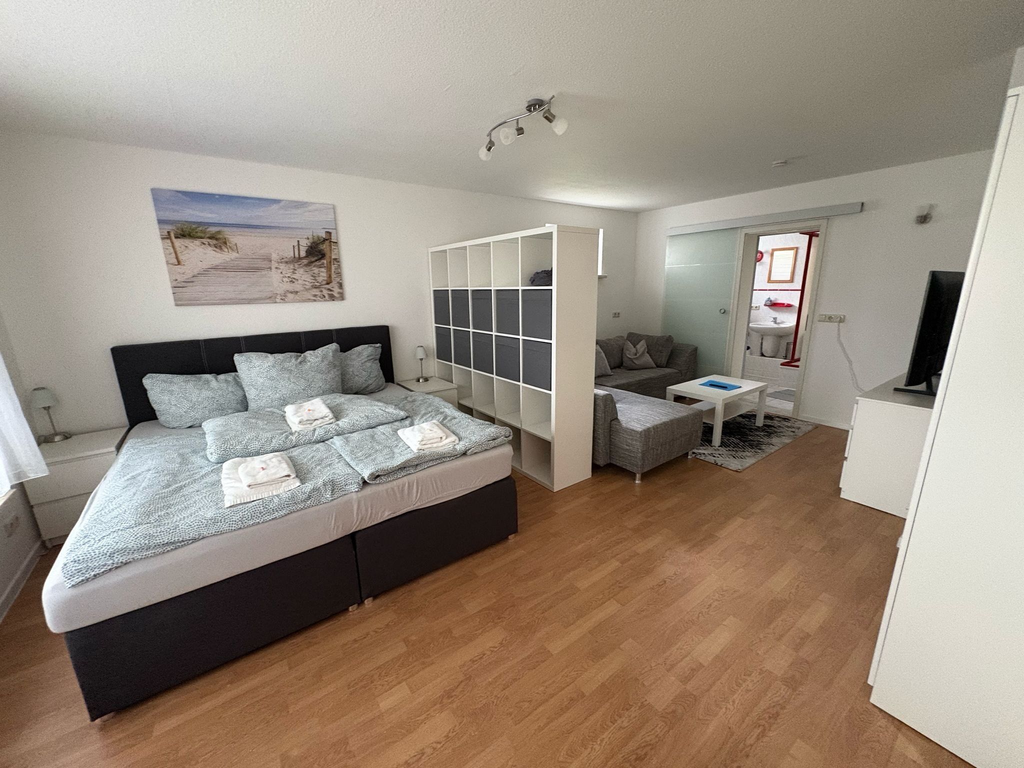 4 chambres, bureau, fer et planche à repasser, lit parapluie