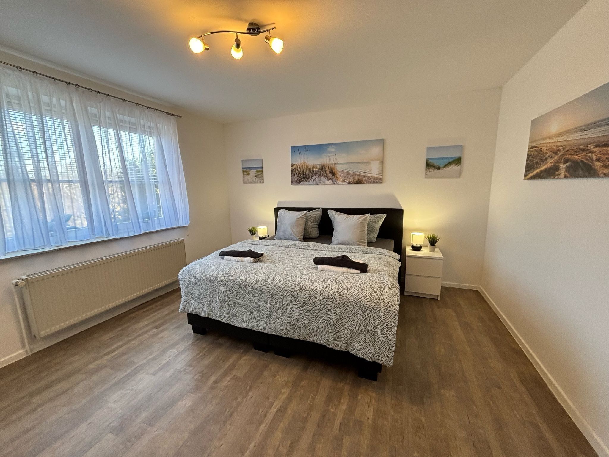 4 slaapkamers, een bureau, een strijkplank/strijkijzer, reisbedje