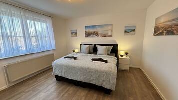 4 slaapkamers, een bureau, een strijkplank/strijkijzer, reisbedje