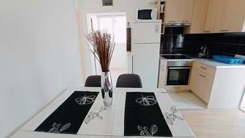 Classic Apartment, Balcony, Harbor View | Dining room