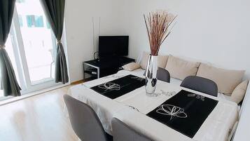 Classic Apartment, Balcony, Harbor View | Dining room