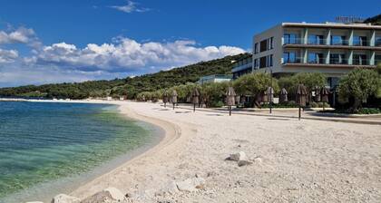 Cute apartment in stone house near sea