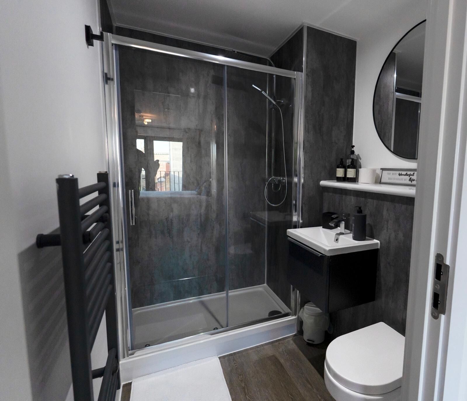 Dusche, Haartrockner, Handtücher, Seife