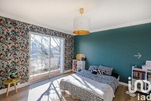 5 bedrooms, iron/ironing board, WiFi, bed sheets
