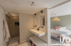 5 slaapkamers, een strijkplank/strijkijzer, wifi, beddengoed