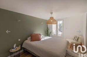 5 bedrooms, iron/ironing board, WiFi, bed sheets