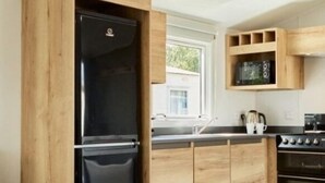 Refrigerador, microondas y utensilios de cocina 
