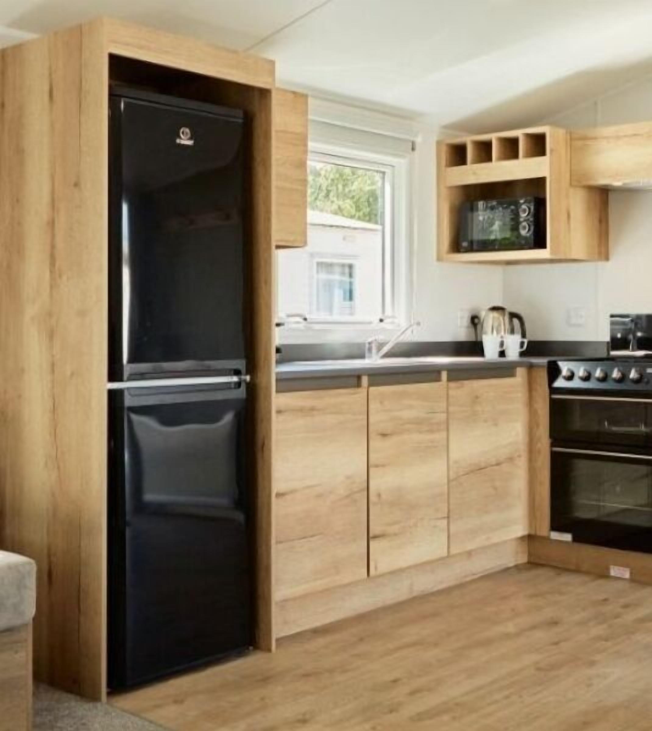 Refrigerador, microondas y utensilios de cocina 
