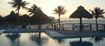 Second Floor Den Suite Sleeps 6 Marina Views