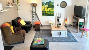 Un salon avec un canapé, une table basse et un meuble pour la télévision.