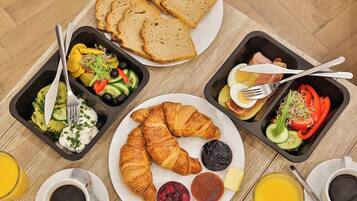 Daily to-go breakfast (PLN 39 per person)