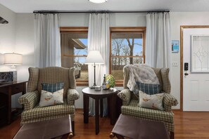 Televisio, videopelejä, työhuone