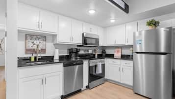 Frigorífic, microones, forn i placa de cuina