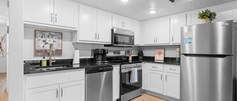 Réfrigérateur, micro-ondes, four, plaque de cuisson