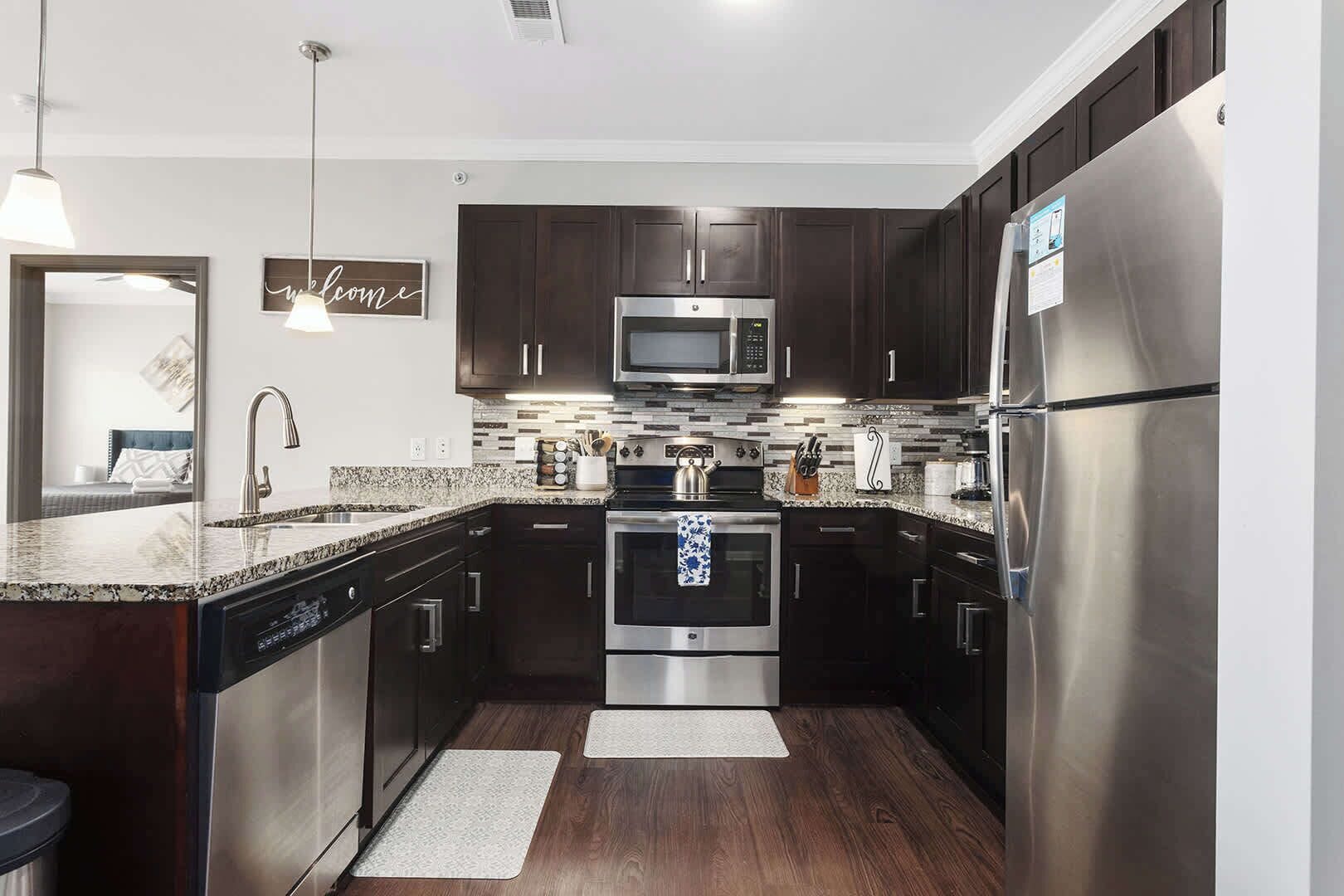 Kjøleskap, mikrobølgeovn, ovn og kokeplater