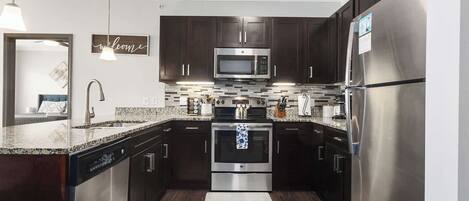 Kjøleskap, mikrobølgeovn, ovn og kokeplater