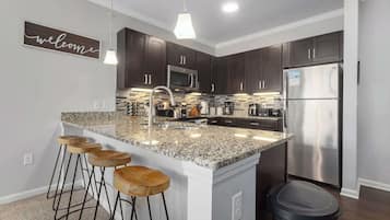 Geladeira, micro-ondas, fogão, cooktop