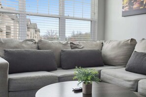 Televisión y oficina 