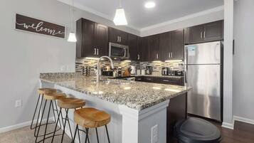 Køleskab, mikrobølgeovn, ovn, kogeplade