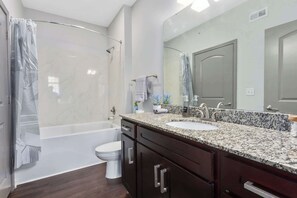 Douche, séchoir à cheveux, serviettes fournies