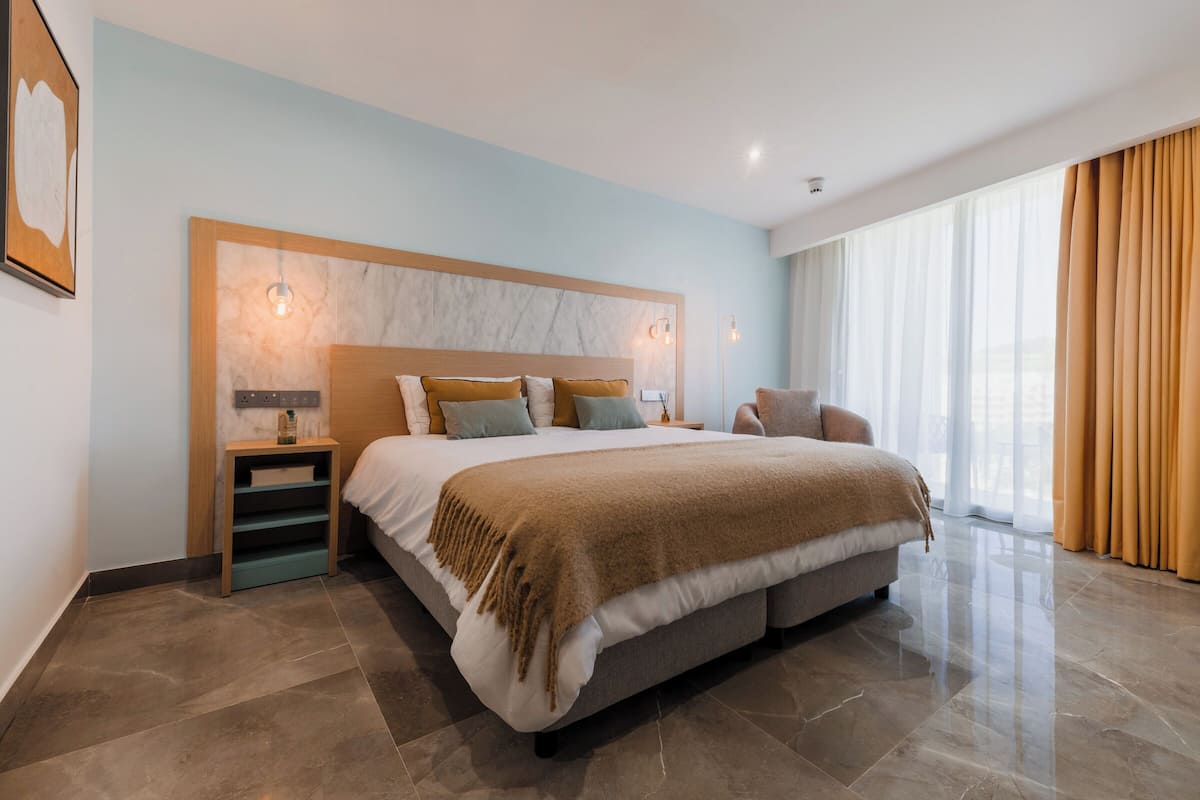 Literie de qualité supérieure, matelas Select Comfort, minibar