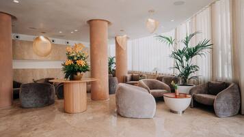 Coin salon dans le hall