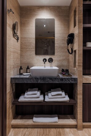 Dusche, Haartrockner, Handtücher, Seife