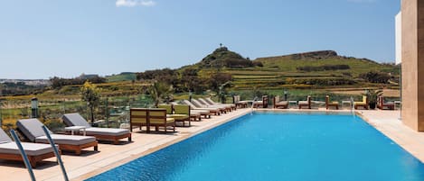 2 piscines a l'aire lliure