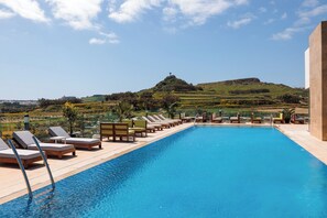 2 outdoor pools