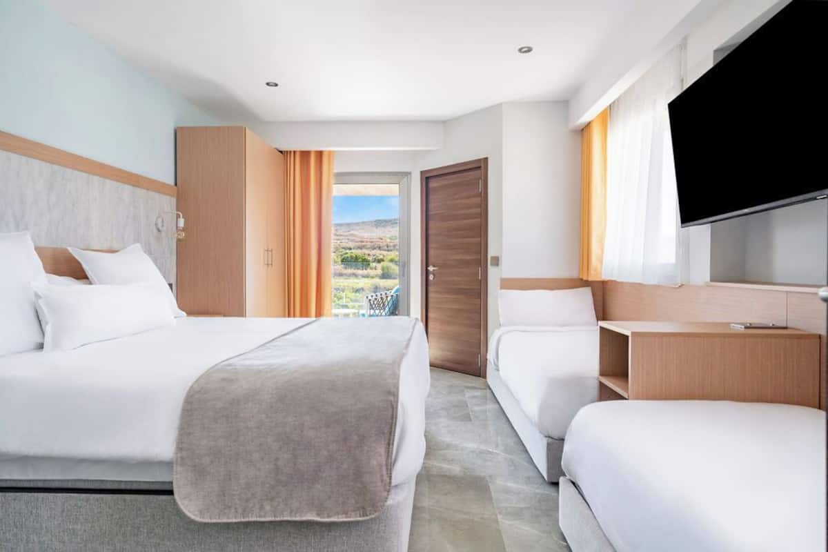 Quadruple Room | Peralatan tempat tidur premium, katil Select Comfort, bar mini