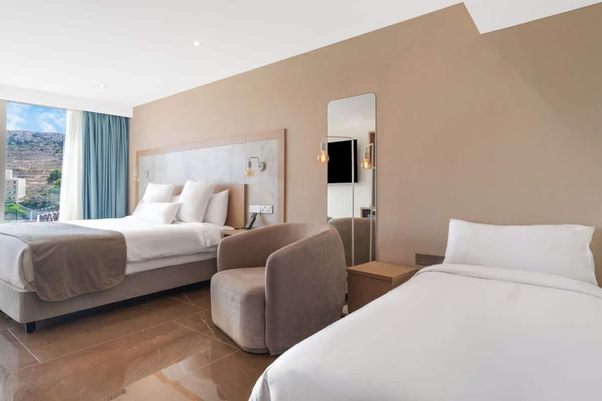 Quarto triplo superior | Roupas de cama premium, camas Select Comfort, frigobar