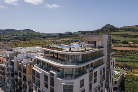 Exterior. Reef Hotel & Spa