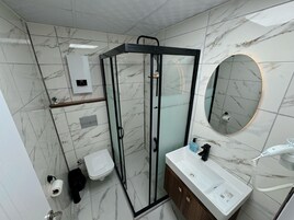 淋浴设施、吹风机、毛巾、肥皂