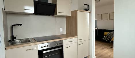 Fridge, oven, stovetop, coffee/tea maker