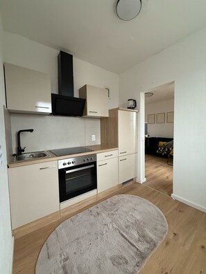 Réfrigérateur, four, plaque de cuisson, cafetière/bouilloire