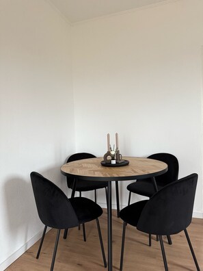Dining - Modern 2-room-apartment, central, stylish, WLAN, parking lot, ideal for 4 pers. (Zschopau)