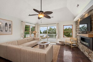 Smart-TV, Kamin, Tischfußball, Bücher