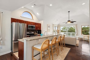 ماكينة لصنع القهوة/الشاي، ثلاجة، ميكروويف، فرن