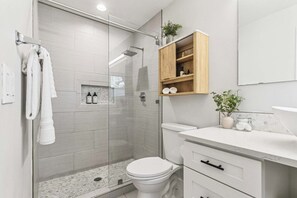 Dusche, Haartrockner, Handtücher, Shampoo
