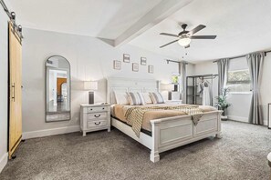 4 makuuhuonetta, työpöytä, silitysrauta/-lauta, vauvan matkasänky