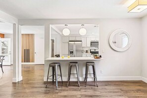 Frigorifero, microonde, forno, piano cottura