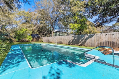 4BR w Private Pool & Fire Pit - 2 MI To Beach