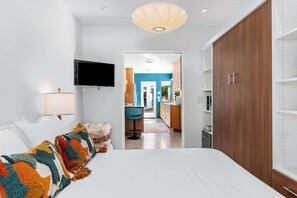 4 bedrooms, desk, WiFi, bed sheets