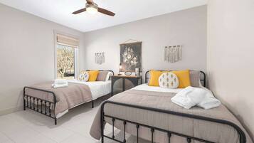 2 habitaciones, escritorio, tabla de planchar con plancha y wifi