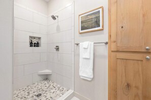 Een douche, een haardroger, handdoeken